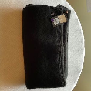 Calla by Carrie Underwood Shawl Black Acrylic NWT